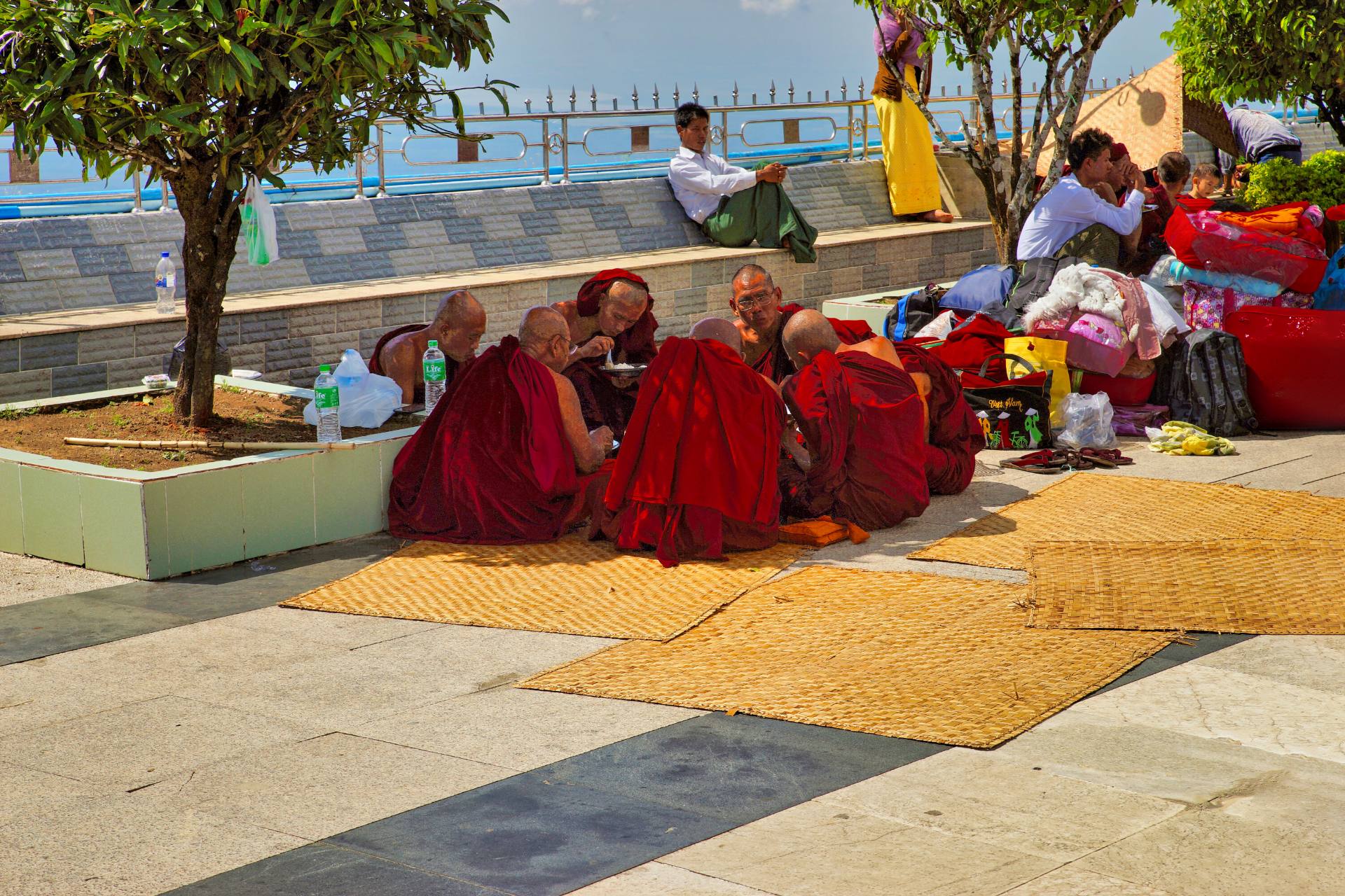 Buddhistische Mönche besuchen den Goldenen Felsen.